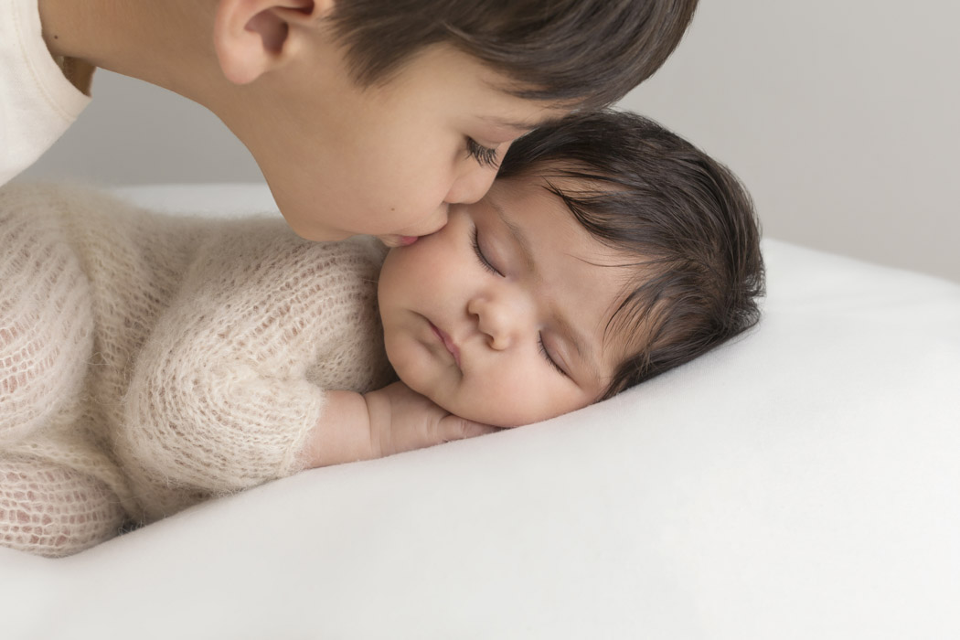 fotografie-neonati-ancona-marche-osimo-falconara-foto-newborn-sorellina-servizio-fotografico-famiglia-studio-fotografico-ancona-Lavinia-Mandolini